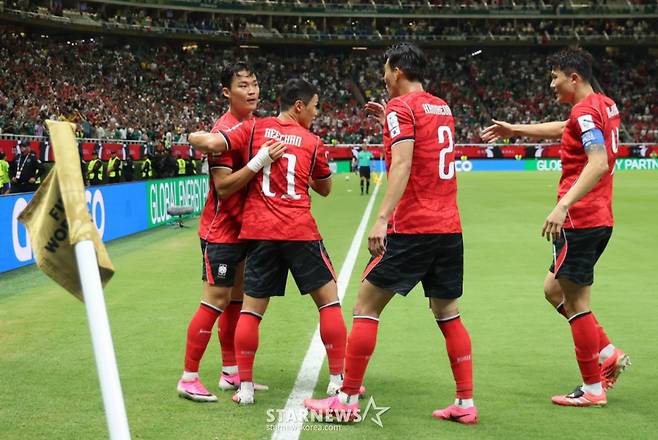 2026 북중미월드컵 A조 예선 대한민국-체코전이 12일(한국 시간) 멕시코 과달라하라 에스타디오 아크론에서 열렸다.  오현규가 역전골을 터트린 후 동료들과 기뻐하고 있다. /사진=김진경 대기자
