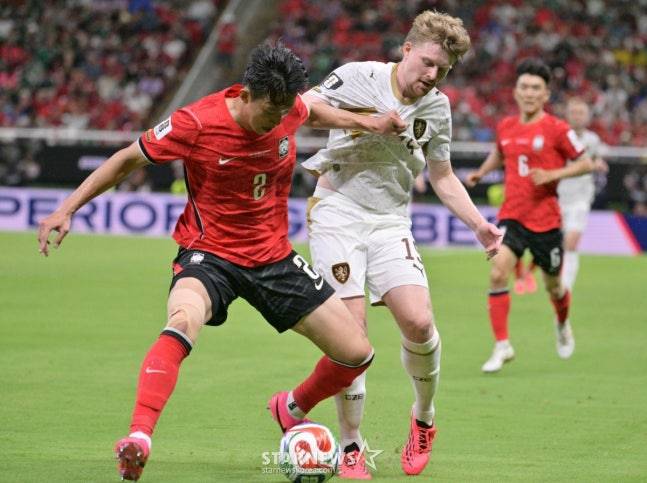 2026 북중미월드컵 A조 예선 대한민국-체코전이 12일(한국 시간) 멕시코 과달라하라 에스타디오 아크론에서 열렸다. 이한범이 체코 파벨 슐츠를 제치고 돌파를 시도하고 있다. /사진=김진경 대기자