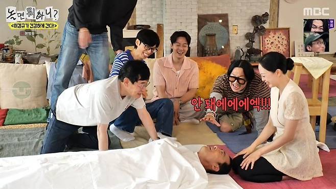 In the Lee Kyung-kyu Goes Healthy! special of MBCs Hangout with Yoo, Lee Yun-seok was shown removing the partial wig he was wearing to get a massage. Lee Kyung-kyu made a joke about Lee Yun-seoks appearance without the wig, turning the set into a sea of ​​laughter.