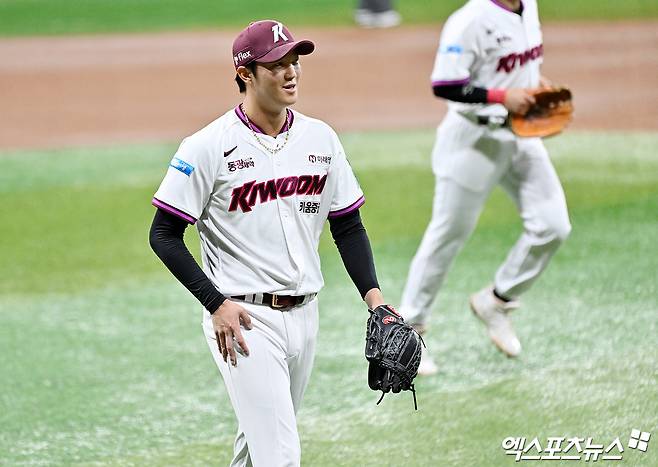 12일 오후 서울 구로구 고척스카이돔에서 열린 '2026 신한 SOL Bank KBO리그' 한화 이글스와 키움 히어로즈의 경기, 1회초 수비를 마친 키움 선발투수 안우진이 더그아웃으로 향하고 있다. 고척, 김한준 기자