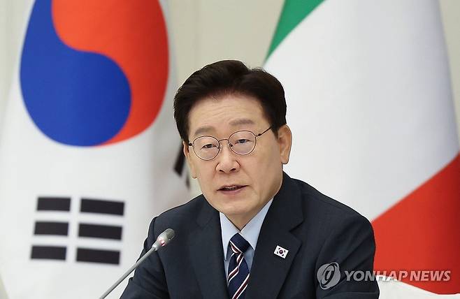이재명 대통령, 비즈니스 라운드테이블 발언 (로마=연합뉴스) 한상균 기자 = 이재명 대통령이 12일(현지시간) 이탈리아 로마의 한 호텔에서 열린 비즈니스 라운드테이블에서 발언하고 있다. 2026.6.13 xyz@yna.co.kr