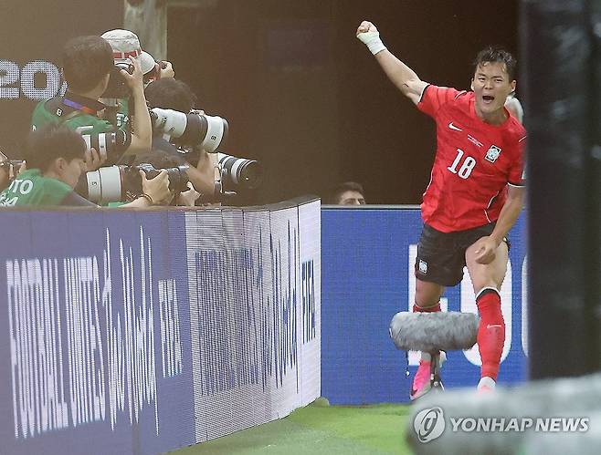 오현규의 역전골 (사포판[멕시코 할리스코주]=연합뉴스) 신준희 기자 = 11일(현지시간) 멕시코 사포판 과달라하라 스타디움에서 열린 2026 북중미 월드컵 A조 1차전 한국과 체코의 경기.
    오현규가 역전골을 성공시킨 뒤 환호하고 있다. 2026.6.12 hama@yna.co.kr