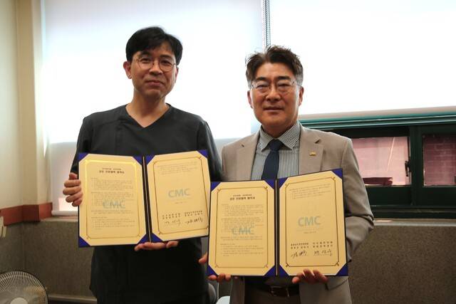 ▲ 천안의료원이 지역 한의원과 진료 협력망 구축을 통해 공공 의료 서비스 기능 확충에 나서고 있다. 사진은 천안 아우내한의원과의 MOU 교환 모습. 사진 오른쪽이 김대식 천안의료원장, 왼쪽이 박상우 아우내한의원 원장. 천안의료원 제공.