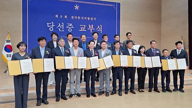 박성현 광양시장 당선인(사진 가운데)을 비롯한 광양 지역 선거 당선인들이 당선증 교부식을 진행하고 있다./박성현 당선인 SNS