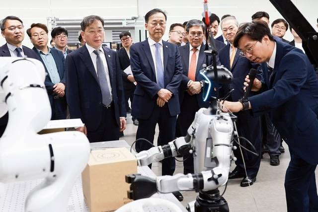 김윤덕(가운데) 건설교통부 장관 등이 지난 11일 전북대에서 열린 ‘인공지능(AI) 건설·로봇 혁신센터’ 설립을 위한 업무협약을 체결한 뒤 피지컬AI 실증센터를 찾아 인공지능 로봇에 대한 설명을 듣고 있다. /전북도 제공