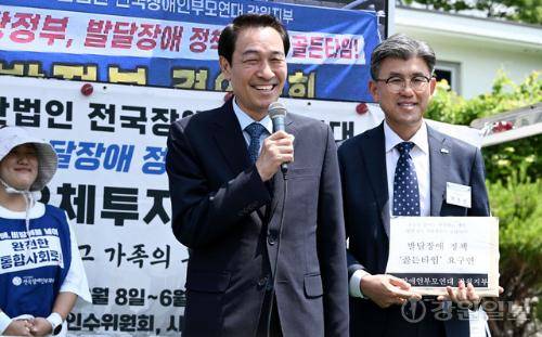 전국장애인부모연대 강원지부가 주최한 ‘2026 지방정부 오체투지 결의대회’가 12일 강원특별자치도청 앞에서 열린 가운데 우상호 강원도지사 당선인이 발언하고 있다. 사진=임도혁기자