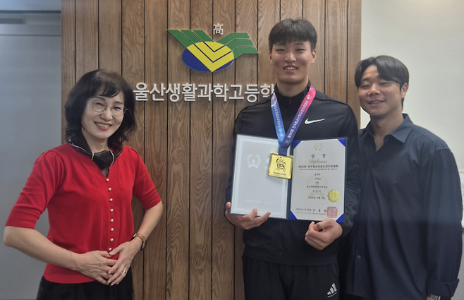 울산생활과학고 전민석 선수가 지난 6~9일 상주에서 열린 '제30회 전국 유도선수권대회'에서 금메달을 차지하고 기념사진을 찍고있다. 울산교육청 제공