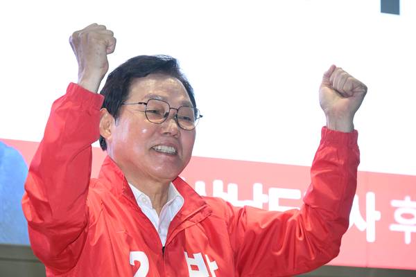 재선에 성공한 박완수 경남도지사가 6.3지방선거 전날이던 2일 송언석 선거대책위원장과 함께 창원시 성산구 상남분수광장에서 유세 도중 손을 번쩍 들어보이며 기뻐하고 있다. /김구연 기자