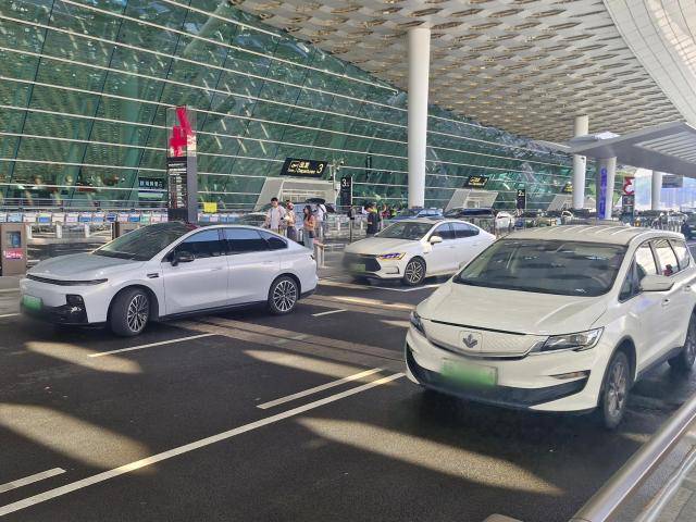 중국 선전 바오안국제공항 승차장에서 녹색 번호판을 단 신에너지차가 질주를 하고 있다. [사진=오주석 기자]