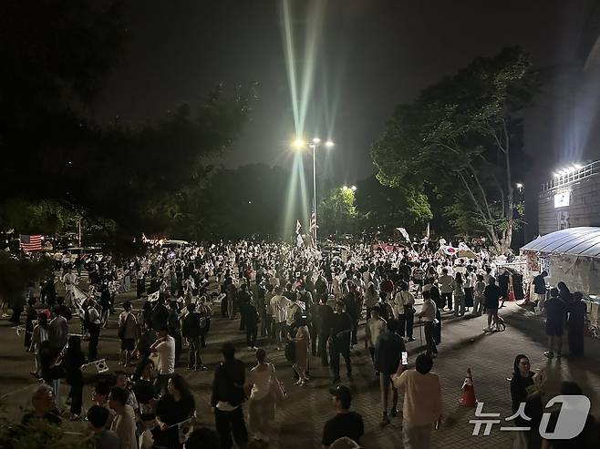 14일 오후 10시쯤 서울 송파구 올림픽공원 핸드볼경기장에서 시위를 이어나가고 있는 시민들의 모습. 2026.6.14 ⓒ 뉴스1 강서연 기자