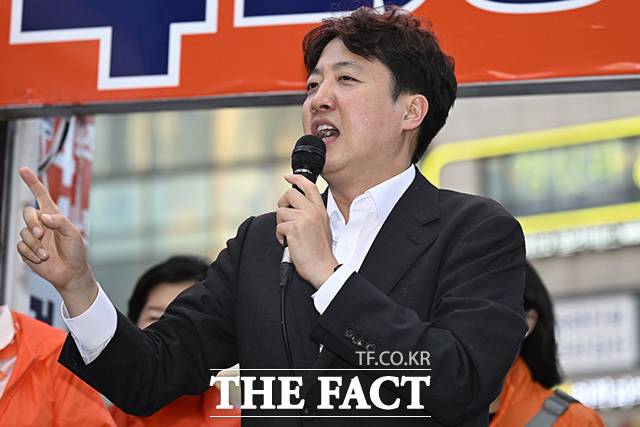 이준석 개혁신당 대표가 지방선거 참패 이후 새로운 정치적 시험대에 올랐다. 사진은 이 대표가 지난달 28일 오후 서울 동작구 남성사계시장 앞에서 박일하 개혁신당 동작구청장 후보에 대한 지지를 호소하는 모습. /송호영 기자