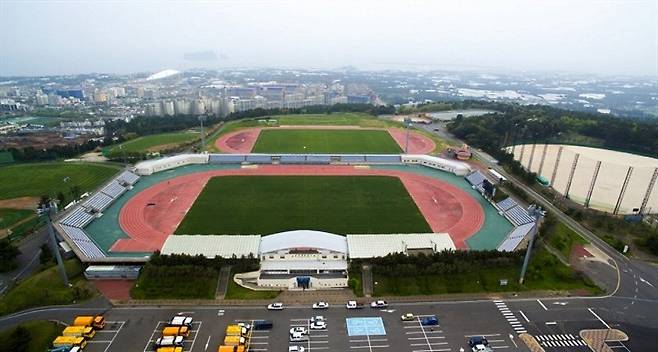 제46회 전국장애인체육대회 주경기장인 서귀포시 강창학종합경기장. 제주도는 9월 11일부터 16일까지 제주에서 처음 열리는 전국장애인체전을 앞두고 31개 종목별 경기장 배정과 장애인 편의시설 개보수, 선수단 수송·숙소 대책을 점검하고 있다. /사진=서귀포시 제공