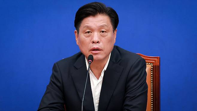 기자간담회에서 발언하는 조승래 더불어민주당 사무총장
