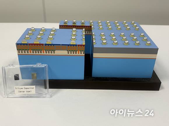 11일 삼성전자 기자실에 전시된 삼성전기 실리콘캐패시터 목업. [사진=권서아 기자]