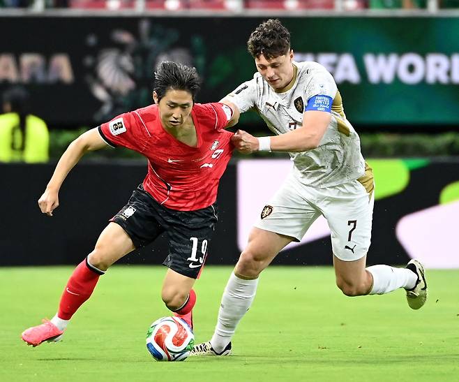 한국축구대표팀 이강인(왼쪽)이 북중미 월드컵 체코전에서 상대와 볼 경합을 벌이고 있다. 강정현 기자