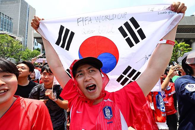 2026 북중미 월드컵 조별리그 A조 1차전 대한민국과 체코의 경기가 열린 12일 서울 종로구 광화문광장에 설치된 축구 거리응원 무대에서 시민들이 대표팀의 승리에 기뻐하고 있다. 김종호 기자