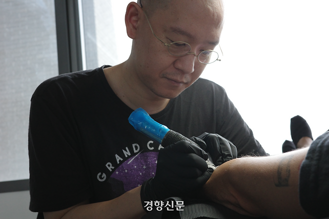 지난 13일 서울 영등포구 한 작업실에서 도이(활동명)가 타투 작업을 하고 있다. 우혜림 기자