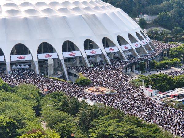 부산 아시아드 주경기장에서 지난 13일 펼쳐진 그룹 방탄소년단(BTS)의 부산 공연을 관람하기 위해 몰려든 BTS 팬덤(아미)이 거대한 물결을 이뤘다. 부산경찰청 제공