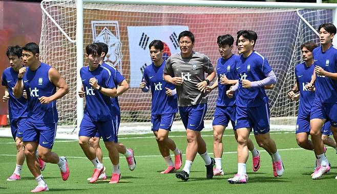 2026 국제축구연맹(FIFA) 북중미월드컵에 출전 중인 한국 축구대표팀 선수들이 체코와의 조별리그 1차전 승리 다음 날인 13일(한국시간) 멕시코 과달라하라 인근 사포판의 치바스 바예 베르데에서 회복 훈련을 하고 있다. 과달라하라=이한형 기자