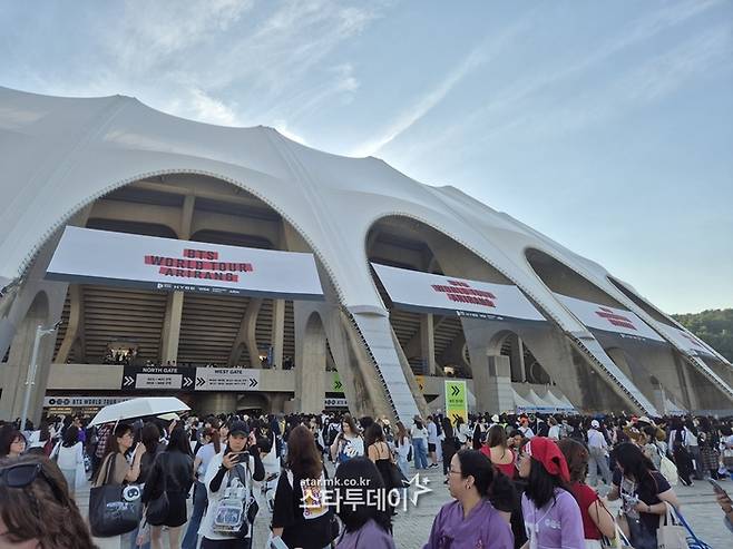 부산아시아드주경기장에 열린 방탄소년단 콘서트 현장. 사진ㅣ지승훈 기자