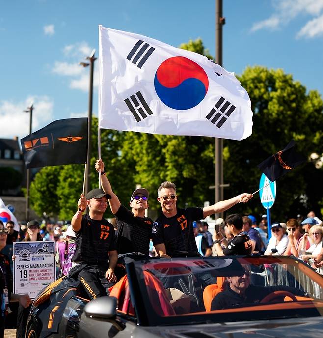 12일 프랑스 르망에서 열린 드라이버 퍼레이드에서 제네시스 X 그란 컨버터블을 운전하는 제네시스 브랜드 파트너 겸 마그마 레이싱 어드바이저 재키 익스(운전석)와 (뒷자리 왼쪽부터) GMR 드라이버 마티스 자비에, 루이스 펠리페 데라니, 안드레 로테러가 퍼레이드를 진행하는 모습. [사진출처=제네시스]