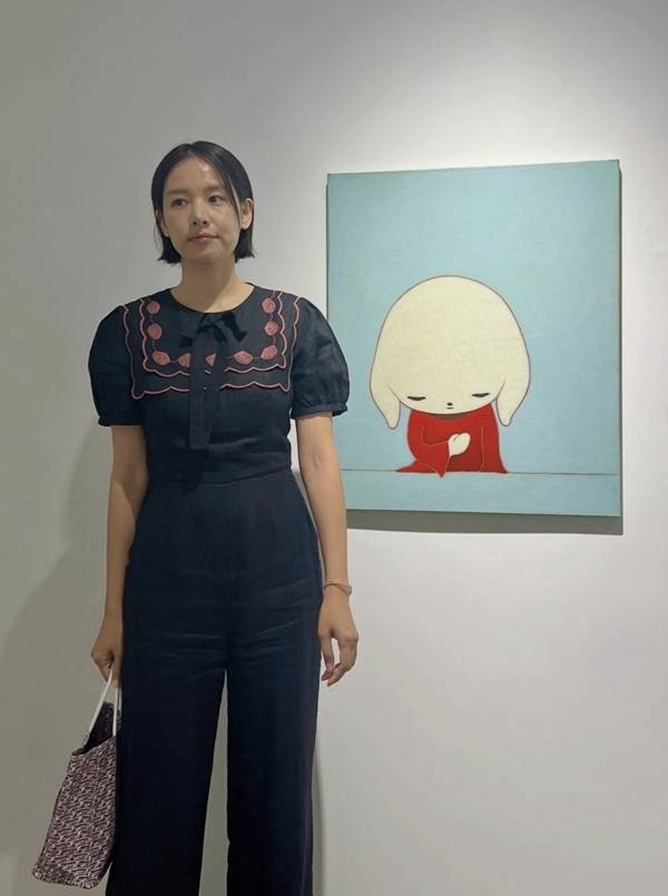 Actress Jo Yoon-hee shared recent photos on her social media of herself visiting an exhibition with her daughter, Roar, for the first time in about four months. In the photos, Jo Yoon-hee has transformed from her previous long hair to a short hairstyle that falls just above her jawline, while Roar, seen hugging her mothers waist, exudes an aura of significant growth.Jo Yoon-hee spent time with her daughter while viewing Maiko Kobayashis exhibition. Wearing a green dress, Roar stayed by her mothers side, displaying a heartwarming mother-daughter bond.Compared to photos taken at Langkawi Beach in Malaysia last February, Roar has grown noticeably taller, and Jo Yoon-hee also projected a lighter impression with her new hairstyle. Jo Yoon-hee is currently raising her daughter Roar alone and shares updates on her life abroad and school life through social media.