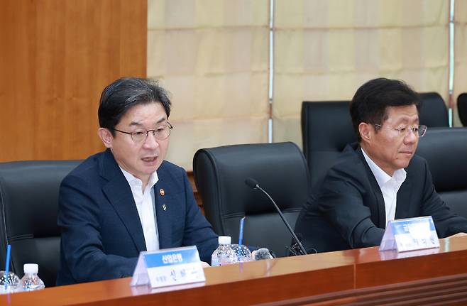 이억원 금융위 위원장이 지난 12일 국민참여성장펀드 운용사 간담회를 열고 앞으로의 운용 전략 등을 논의했다. /사진=금융위