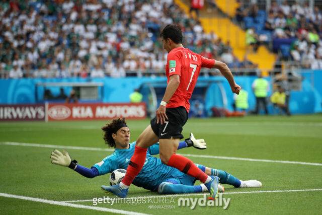 지난 2018년 러시아 월드컵에서 대한민국 축구대표팀 손흥민의 슈팅이 길레르모 오초아(멕시코)에게 막히고 있다./게티이미지코리아
