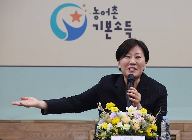 전북 장수군민에게 ‘농어촌 기본소득’이 처음 지급된 지난 2월 장수군청에서 열린 기본소득 1호 수령자 전달식에서 송미령 농림축산식품부 장관이 기본소득에 관해 설명하고 있다. [연합]