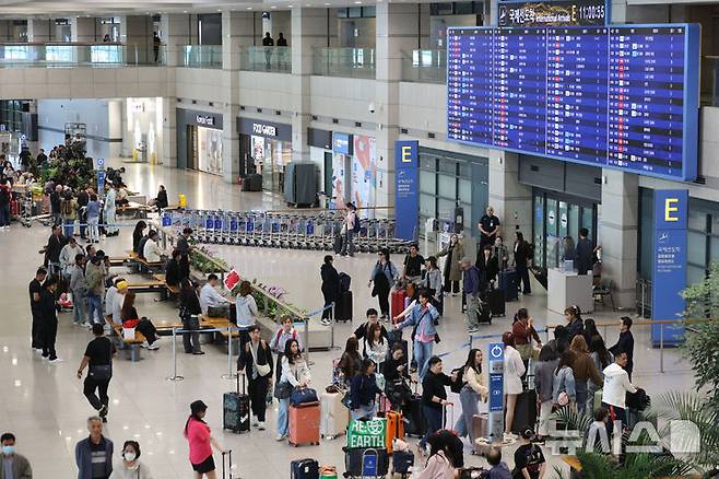 [인천공항=뉴시스] 권창회 기자 = 인천국제공항 제1여객터미널 입국장에서 외국인 관광객들이 입국하고 있다. 2026.05.01. kch0523@newsis.com