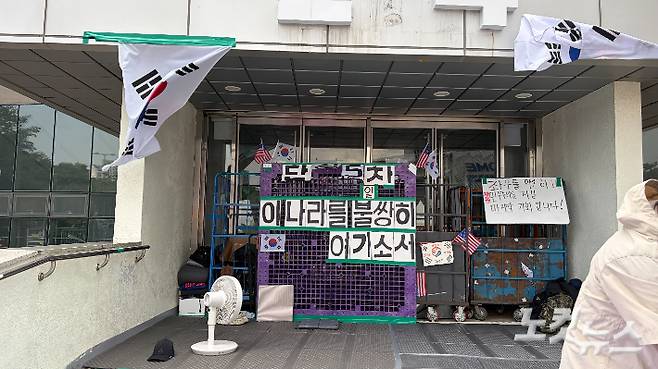 14일 서울 송파구 올림픽공원 핸드볼경기장에는 '단식 농성'까지 이어지고 있다. 박인 기자