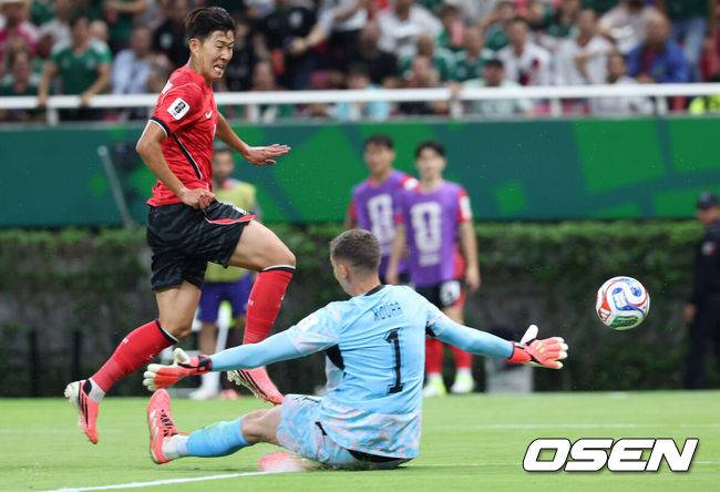 [OSEN=과달라하라(멕시코), 이대선 기자] 12일 (한국시간) 멕시코 에스타디오 과달라하라에서 2026 국제축구연맹(FIFA) 북중미 월드컵 A조 조별리그 1차전 대한민국과 체코의 경기가 열렸다.대표팀은 체코전을 시작으로 19일 개최국 멕시코와 같은 장소에서 격돌한 뒤, 25일 몬테레이 BBVA 스타디움에서 남아프리카공화국과 최종전을 치른다.후반 손흥민이 슛이 막히고 있다.2026.06.12 /sunday@osen.co.kr