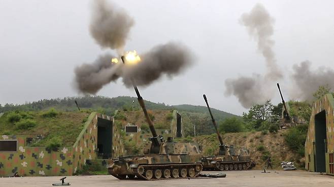 육군 22보병사단 율곡포병여단 K-9A1 포대가 포병사격 훈련에서 단독 동시탄착(TOT) 사격을 하고 있다. 육군 제공