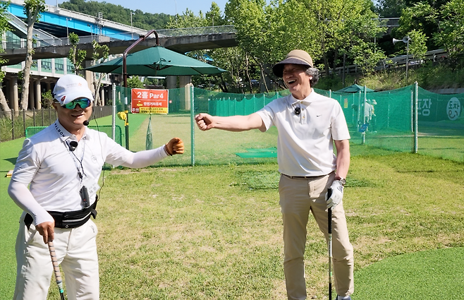 조민희 MC가 파크골프 첫 퍼팅에 성공한 뒤 기뻐하고 있다.