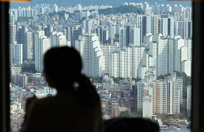 서울 집값 고공행진 - [서울=뉴시스] 황준선 기자 = 11일 한국부동산원이 발표한 6월 둘째주(8일 기준) 주간 아파트가격 동향에 따르면 서울 아파트 매매가격은 0.27% 상승, 전셋값은 0.32% 상승해 지난 2015년 10월 4주차(0.33%) 이후 10년 8개월만에 최고치를 기록했다. 사진은 이날 오후 서울 동작구 일대 아파트 밀집지역 모습. 2026.06.11. hwang@newsis.com
