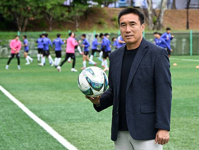 하석주 아주대 감독이 최근 서울경제신문과의 인터뷰에서 공을 들고 포즈를 취하고 있다. 수원=성형주 기자