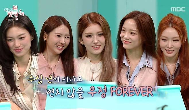 The members of I.O.I, who appeared on MBCs All-Knowing POV, shed tears as they reminisced about their memories together while wrapping up their final broadcast activities following their reunion. The members shared stories about their concert preparations and life in their dormitory, revealing their deep affection for one another.