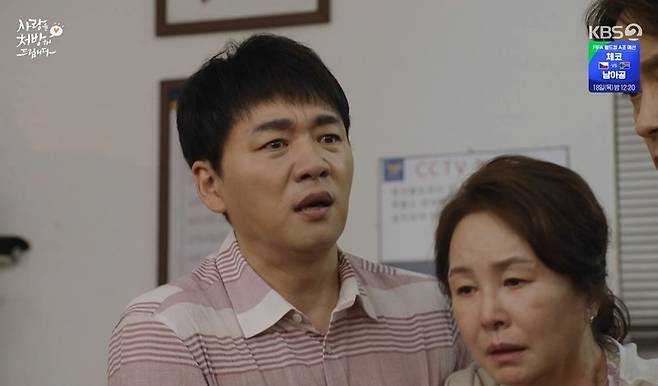 In the KBS 2TV drama *Prescription for Love*, Kim Seung-soo and Choi Dae-cheol were shown weeping uncontrollably upon seeing their father, Kim Chang-wan, who had disappeared 30 years ago. In the drama, Kim Chang-wan had been confined and abused by Jo Mi-hyang, and his family was deeply shocked and enraged upon learning this fact belatedly.Na Seon-hae broke down in tears upon confirming that Jo Mi-hyang had been abusing her husband, Gong Ki-cheol, while brothers Gong Jeong-eun and Gong Dae-han also shed tears out of guilt for failing to protect their father. As the police investigation closed in, Jo Mi-hyang attempted to flee, but Gong Ki-cheol made a dramatic escape and headed to the Onjeong Police Station.Gong Jeong-eun and Gong Dae-han heard singing coming from the police station and instinctively knew their father was alive. The two were reunited with their father, Kim Chang-wan, after 30 long years, creating a deeply moving scene.