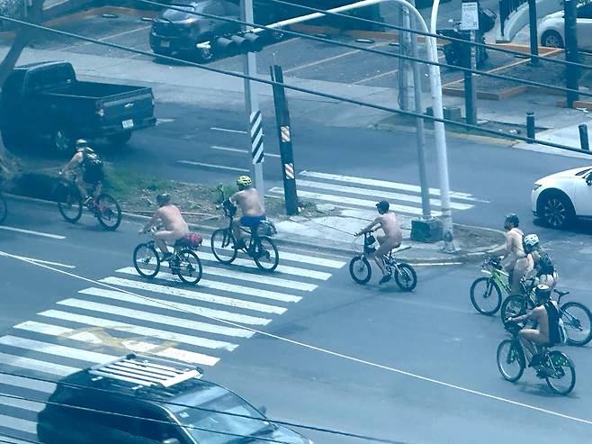 대표팀 숙소 가까운 대로를 벌거벗은 채 달리는 남성들 [촬영=안홍석]