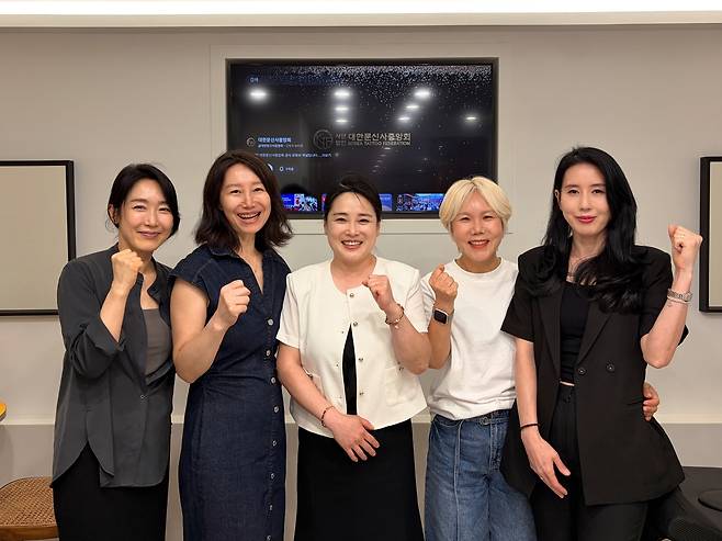 KTF서초평생교육원에 모인 최소윤씨(가운데)와 대한문신사중앙회 회원들 [촬영 정풍기]