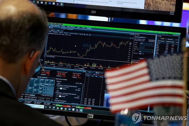 뉴욕증권거래소(NYSE)의 트레이더 [로이터 연합뉴스 자료사진. 재판매 및 DB 금지]
