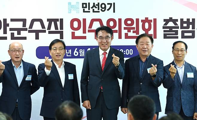 차석호(가운데) 함안군수 당선인 [함안군 제공. 재판매 및 DB 금지]