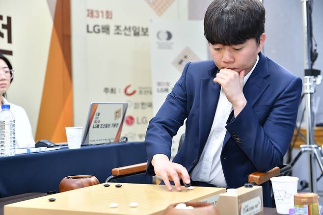 신민준 9단이 31회 LG배 결승 1국에서 왕싱하오 9단에게 극적인 반집승을 거뒀다. [한국기원 제공. 재판매 및 DB 금지]