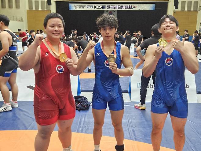15일 강원도 양구군 양구문화체육회관에서 열린 양정모올림픽제패기념 제51회 KBS배 전국레슬링대회 남자고등부 자유형에서 우승을 차지한 김동현(125㎏급·왼쪽부터)과 정회식(61㎏급), 김요셉(79㎏급)이 기념사진을 찍고 있다.