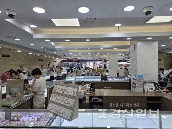 ▲ 지난 11일 국내 금값이 연중 최저치인 20만30원을 기록한 가운데 14일 남구 삼산동의 한 귀금속 상가가 귀금속을 구경하는 사람들로 북적였다.