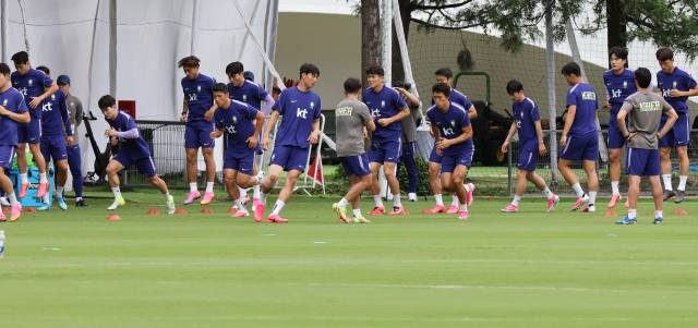2026 북중미 월드컵 1차전에서 승리하고 멕시코와 2차전을 앞둔 한국 축구 국가대표팀이 14일(현지 시간) 멕시코 과달라하라 인근 사포판의 치바스 바예 베르데에서 본격적인 훈련에 앞서 가볍게 몸을 풀고 있다. 연합뉴스