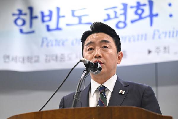 강훈식 대통령 비서실장이 15일 서울 마포구 연세대학교 김대중도서관 컨벤션홀에서 열린 '6ㆍ15 남북정상회담 26주년 기념식 및 특별강연'에서 이재명 대통령의 축사를 대독하고 있다. 연합뉴스