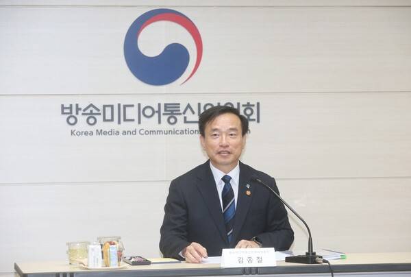 김종철 방송미디어통신위원장이 15일 정부과천청사에서 '정부출범 1년 및 위원장 취임 6개월 기자간담회'에서 기자들의 질의에 답변하고 있다. [출처=방송미디어통신위원회]