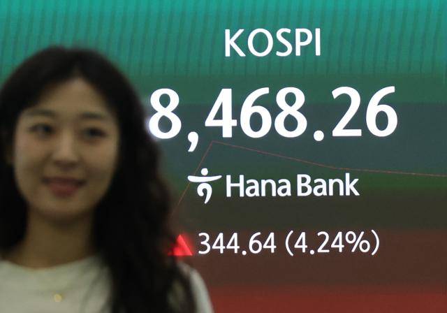 코스피가 미·이란 전쟁 종전합 의에 힘입어 상승 출발한 15일 서울 중구 하나은행 딜링룸 현황판에 코스피가 표시되고 있다. 코스피는 402.50포인트(4.95%) 오른 8,526.12, 코스닥은 전장보다 19.14포인트(1.86%) 오른 1,048.19에 장을 시작했다. [사진=연합뉴스]