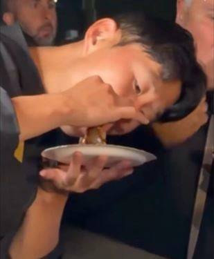 타코를 먹고 있는 축구 국가대표팀의 손흥민(LAFC).(출처='@soyreferee' 인스타그램 캡처)